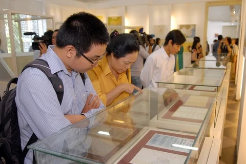 Des visiteurs à l'exposition "Hoang Sa-Truong Sa-mer et îles du Vietnam". (Photo : Mạnh Linh/VNA)